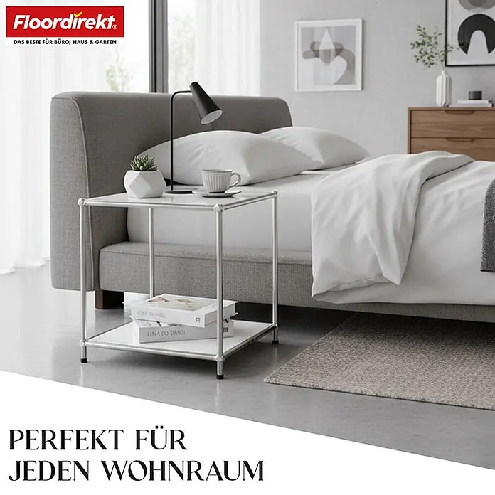 Floordirekt Metallregal Concept Epure MK-012 Weiß 40 x 40 x 46 cm -  - Ein weißer und silberner Metall-Nachttisch mit zwei Ablagen, neben einem grauen Bett in einem modernen Schlafzimmer.