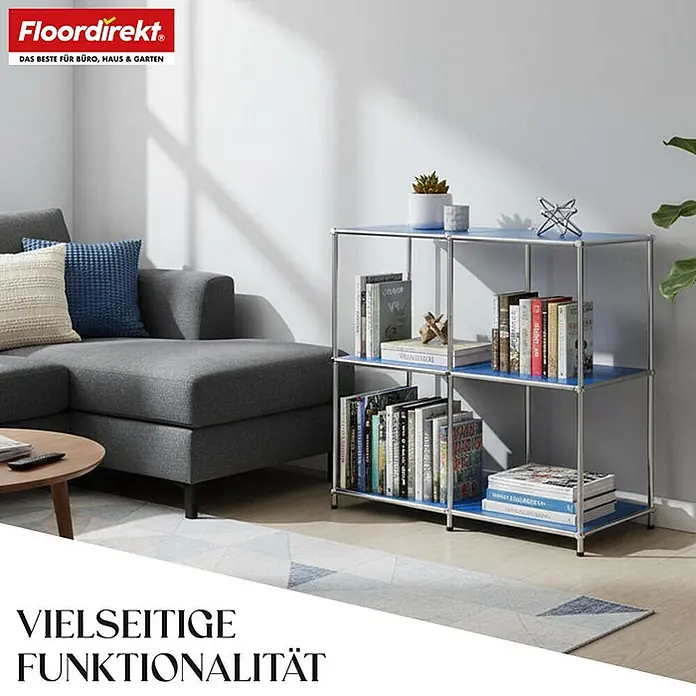 Floordirekt Metallregal Concept Epure MK-027 Sideboard 78 x 40 x 82 cm Blau -  - Blaues und silbernes modulares Regal, das Bücher und Dekoartikel enthält, neben einem grauen Sofa im Wohnzimmer.