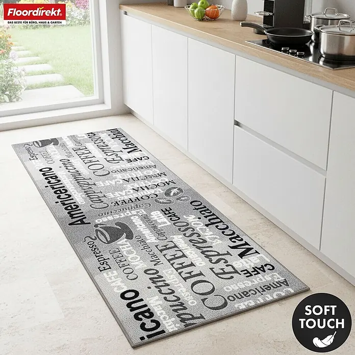 Floordirekt Teppichläufer Teppichläufer Coffee 80 x 150 cm - Küche - Grauer Küchenläufer mit Kaffee-Schriftzug und Tassensymbolen in einer modernen Küche.