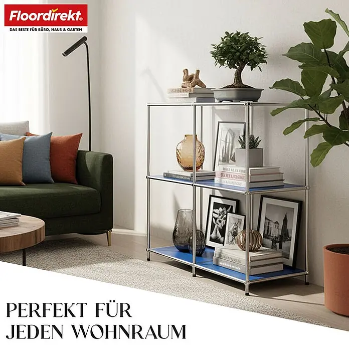 Floordirekt Metallregal Concept Epure MK-027 Sideboard 78 x 40 x 82 cm Blau -  - Ein silbernes, modulares Regal mit blauen Böden, das Bücher und Dekorationen in einem modernen Wohnzimmer präsentiert.