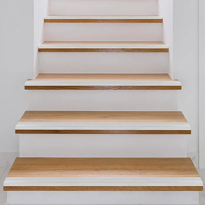 Floordirekt Treppenkantenprofil Glory 134 cm Silber - Aluminium, Silber, Eloxiert - Helle Eichentreppenstufen mit weißen Setzstufen und dekorativer weißer Kante.