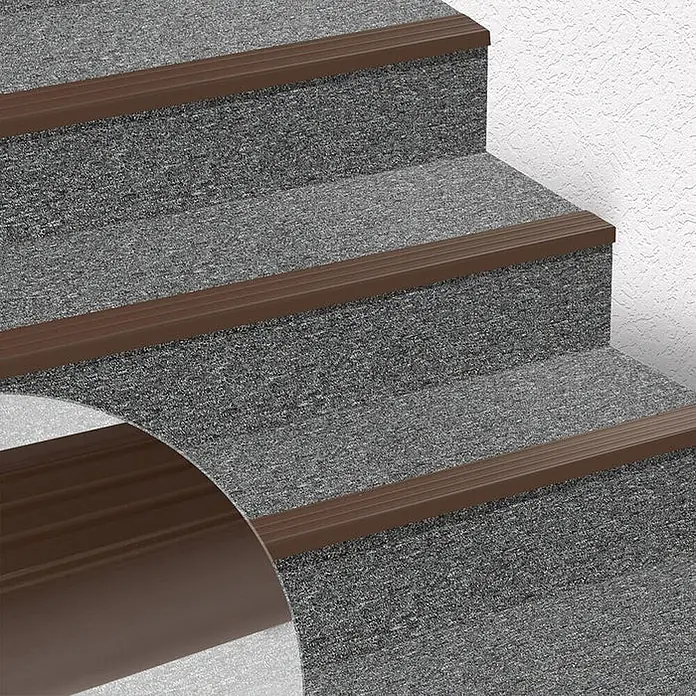 Floordirekt Treppenkantenprofil Toronto 120 cm Braun - Kunststoff, Braun - Grau melierter Treppenläufer mit braunen Antirutschleisten auf Stufen, teilweise aufgerollt.