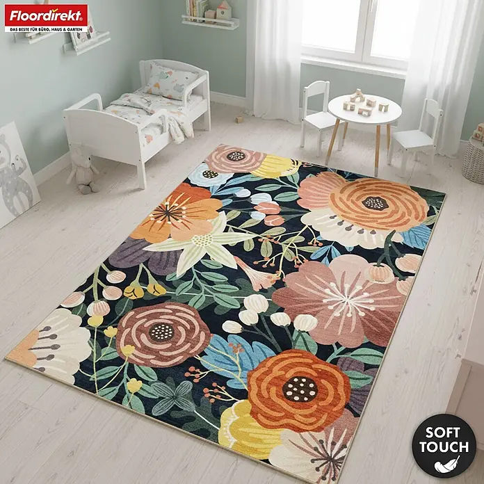 Floordirekt Kurzflorteppich Tropica 160 x 230 cm - Multicolor - Bunter Blumenteppich mit großen, leuchtenden Blumen auf dunklem Grund, in einem Kinderzimmer ausgelegt.