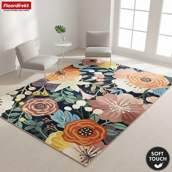 Floordirekt Kurzflorteppich Tropica 160 x 230 cm - Multicolor - Ein farbenfroher Blumenteppich mit dunkelblauem Hintergrund und leuchtenden Blumen, auf hellem Holzboden in einem modernen Raum mit Stühlen.