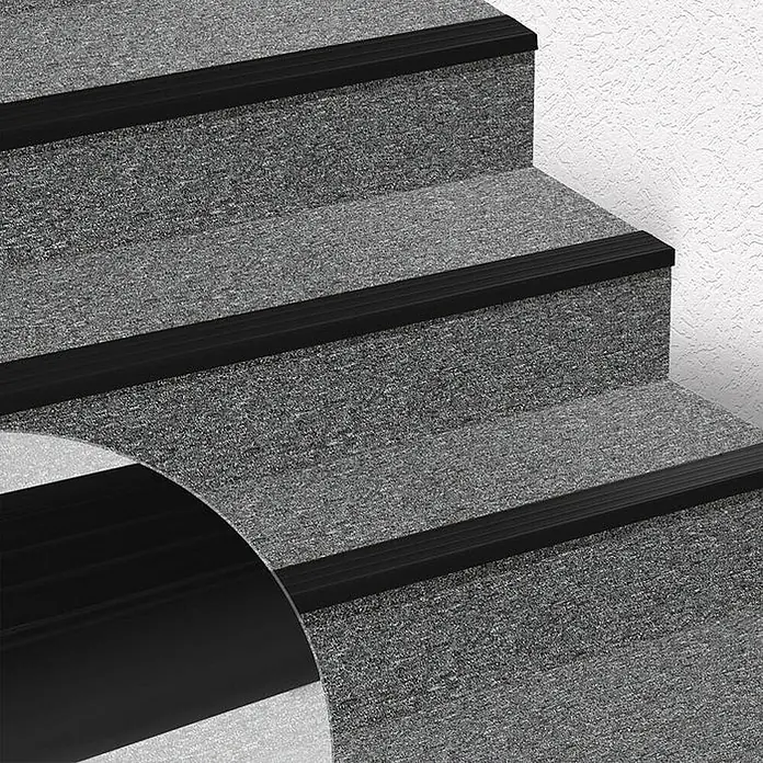 Floordirekt Stufenkantenprofil Michigan - Schwarz - 100 x 4,5 x 4,2 cm -  - Schwarze geriffelte Antirutsch-Stufenprofile auf grauen Teppichstufen, mit einer Nahaufnahme der strukturierten Oberfläche.