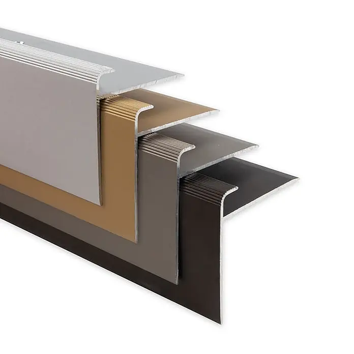 Floordirekt Stufenkantenprofil Safety F-Form Silber 90x5,3 cm Vorgebohrt -  - Gestapelte Metall-Treppenkanten in verschiedenen Farben: Silber, Hellgrau, Bronze, Dunkelgrau und Schwarz, mit geriffelter Anti-Rutsch-Oberfläche.