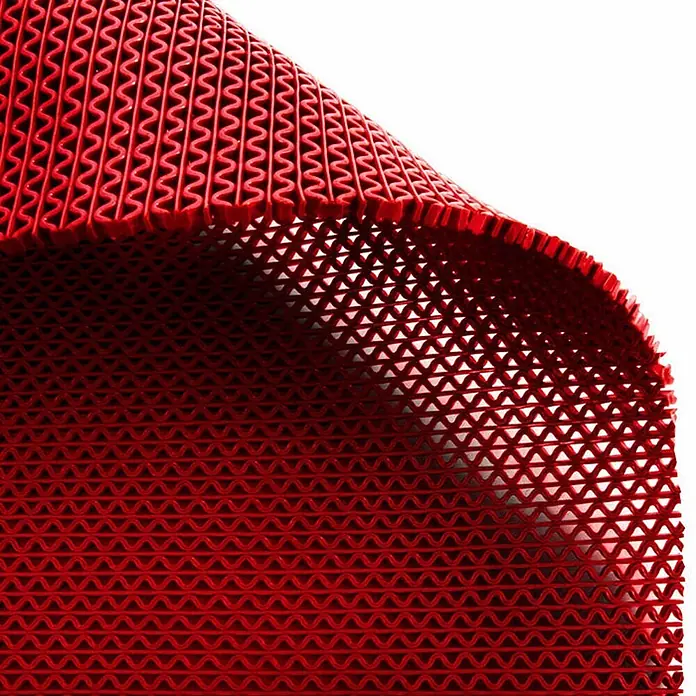 Floordirekt Antirutschmatte Anti-Slip für Barfußzonen - UV-beständig - Rot - 120 x 800 cm - Rot - Rote strukturierte Matte mit welligem, offenem Gittermuster, teilweise aufgerollt.