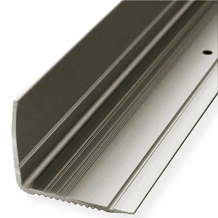 Floordirekt Stufenkantenprofil Integral Champagner 90x3x3,5 cm Vorgebohrt -  - Dunkelgraue L-förmige Aluminium Bodenschiene mit Schraubloch und gezackter Unterseite für Übergänge.