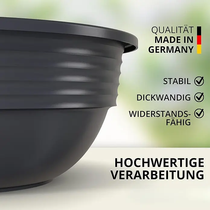 Plastard Pflanzschale rund 3er-Set Ø 40 cm mit Metallkorb hängend Anthrazit - 3 Stk., Außenmaß (Ø x H): 40 x 14 cm, Kunststoff, Anthrazit - Eine Nahaufnahme eines dunkelgrauen, gerippten, schalenförmigen Blumentopfs, der sein robustes Design zeigt.