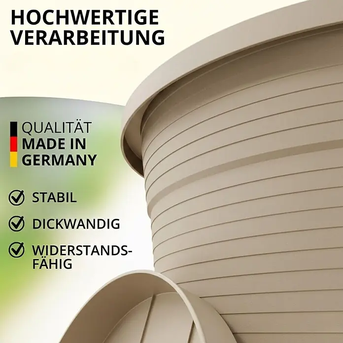 3er-Set Ø 35 cm mit Untersetzer rund – Seidengrau -  - Nahaufnahme eines beigefarbenen, dickwandigen Pflanztopfs mit Untersetzer. Text: „Qualität Made in Germany“, „Stabil“ und „Widerstandsfähig“.