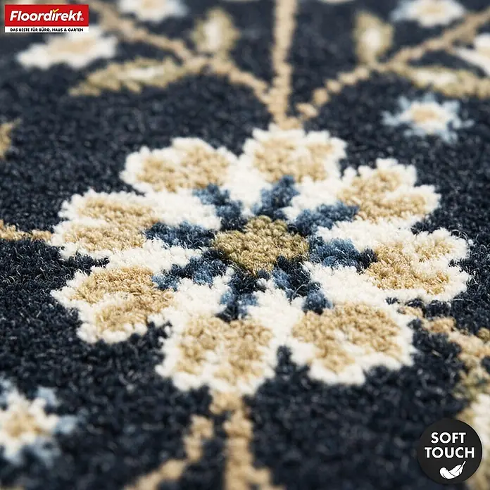 Floordirekt Kurzflorteppich Aristo 160 x 230 cm - Schwarz - Nahaufnahme eines dunkelblauen Teppichs mit beigem und blauem Blumenmuster und Soft-Touch-Textur.