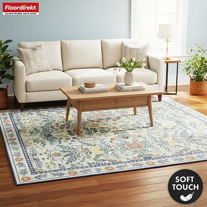 Floordirekt Kurzflorteppich Cascada 160 x 230 cm - Hellgrün - Weicher, floral gemusterter Teppich in Blau, Orange, Gelb auf hellem Grund, unter Couchtisch.