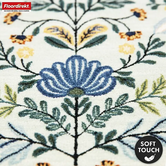 Floordirekt Kurzflorteppich Cascada 160 x 230 cm - Hellgrün - Nahaufnahme eines Soft-Touch Teppichs mit lebhaftem blauem, gelbem und grünem Blumenmuster.