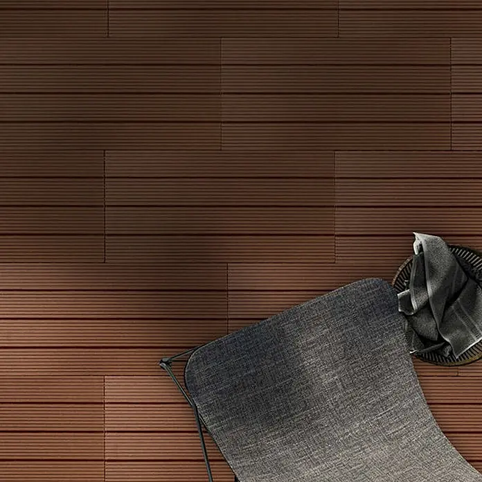 Floordirekt WPC-Klickfliese Royal Hellbraun 30 x 60 cm -  - Dunkelbraune gerillte WPC-Terrassendielen in Außenumgebung, teilweise sichtbar: dunkler Stuhl und Korb.
