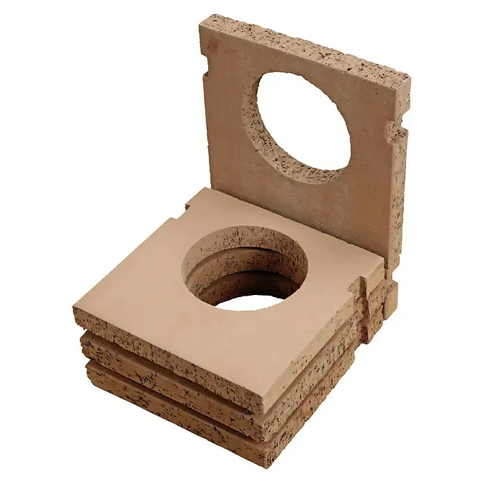 Justus Kaminofen Diego wärmePLUS - 6 kW, Raumheizvermögen: 115 m³, Material Verkleidung: Speckstein, Schwarz/Speckstein - Nahaufnahme von Ofenziegelsteinen mit Loch für einen Pizzaofen, die gestapelt und zur Seite gelegt sind.