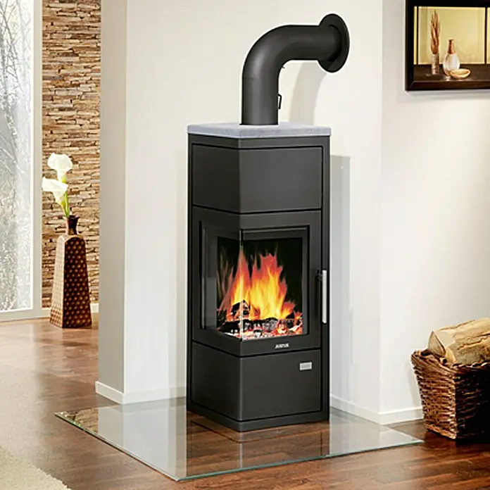 Justus Kaminofen Diego wärmePLUS - 6 kW, Raumheizvermögen: 115 m³, Material Verkleidung: Speckstein, Schwarz/Speckstein - Elegantes Bild eines modernen Justus Kaminofens mit loderndem Feuer, der Wärme und Stil in jeden Raum bringt.