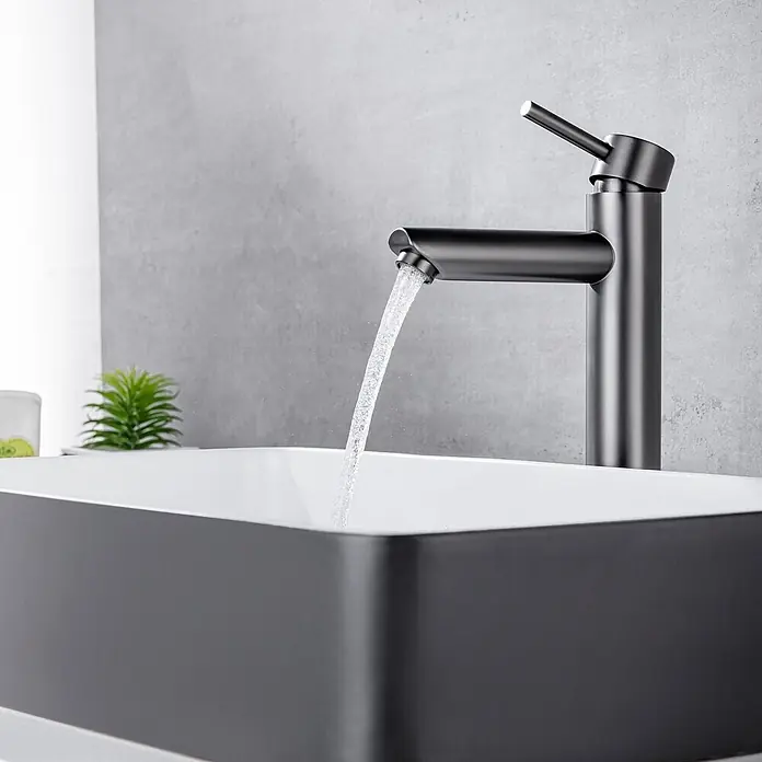 LOMAZOO Waschtischarmatur Tess Edelstahl Anthrazit -  - Ein dunkelgrauer, moderner Wasserhahn lässt Wasser in ein stilvolles, rechteckiges Waschbecken mit dunkelgrauer Außenseite und weißer Innenseite.