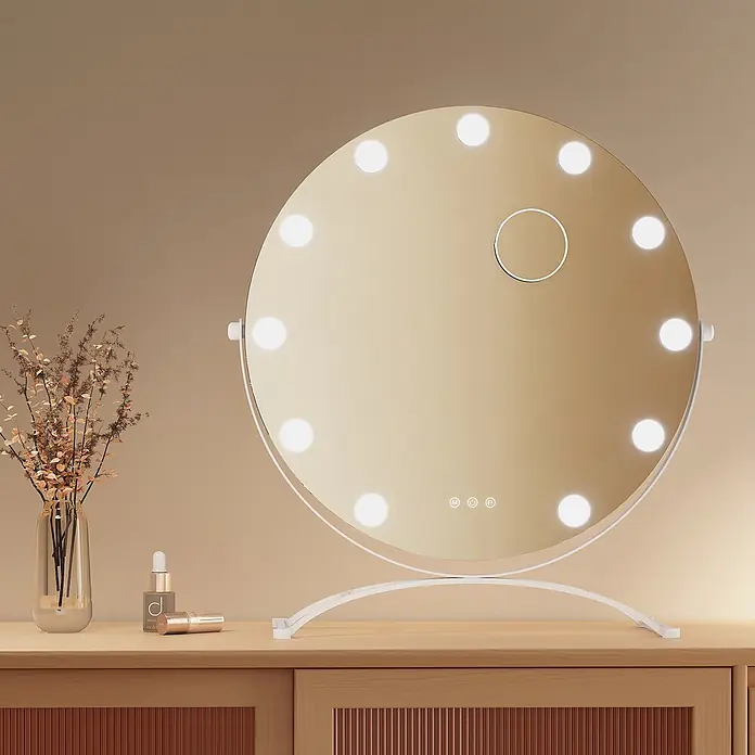 Runder Kosmetikspiegel CM11 -  - Runder Schminkspiegel mit LED-Leuchten und weißem Ständer auf einem Holzschminktisch, daneben eine Glasvase und Kosmetikprodukte.