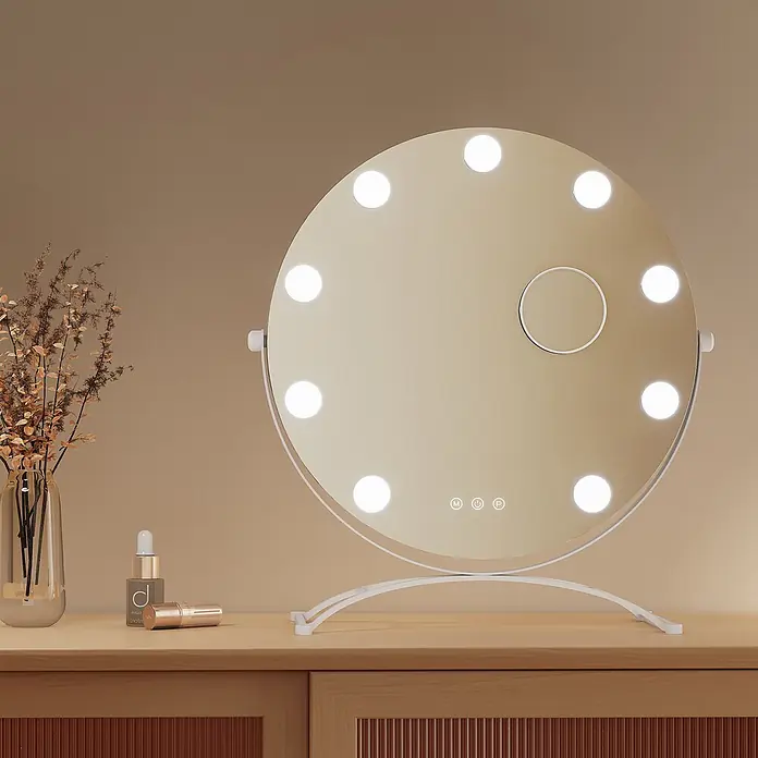 Emke Kosmetikspiegel CM11 - Rund, Weiß - Runder Schminkspiegel mit LED-Leuchten und Touch-Bedienelementen auf einem Holztisch. Weißer Rahmen, für Make-up-Anwendung.
