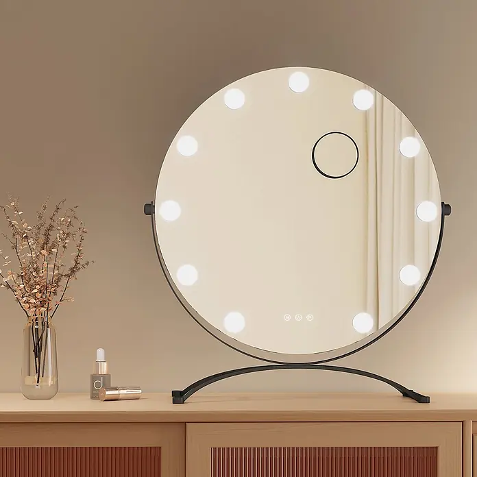 Runder Kosmetikspiegel CM11 -  - Runder LED-beleuchteter Schminkspiegel mit schwarzem Ständer auf einem Schminktisch aus Holz, neben einer Vase mit Trockenblumen und Kosmetika.