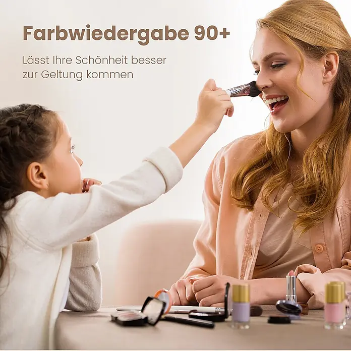 Emke Lichtspiegel Dimlite LM13 -  - Ein Mädchen trägt einer Frau spielerisch Make-up auf, was die Wirkung hervorragender Farbwiedergabe zeigt.