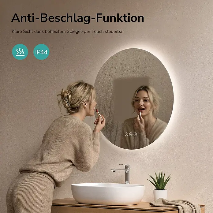 Lichtspiegel Glowrim OLM03 -  - Runder LED-Spiegel mit Antibeschlagfunktion und Touch-Steuerung, im Badezimmer von einer Frau beim Lippenstiftauftragen genutzt, zeigt klare Sicht.