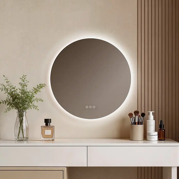 Emke Lichtspiegel Glowrim OLM03 - 60 x 60 cm - Runder LED-Spiegel mit Hintergrundbeleuchtung und Touch-Bedienelementen über einem Schminktisch mit Pflegeprodukten.