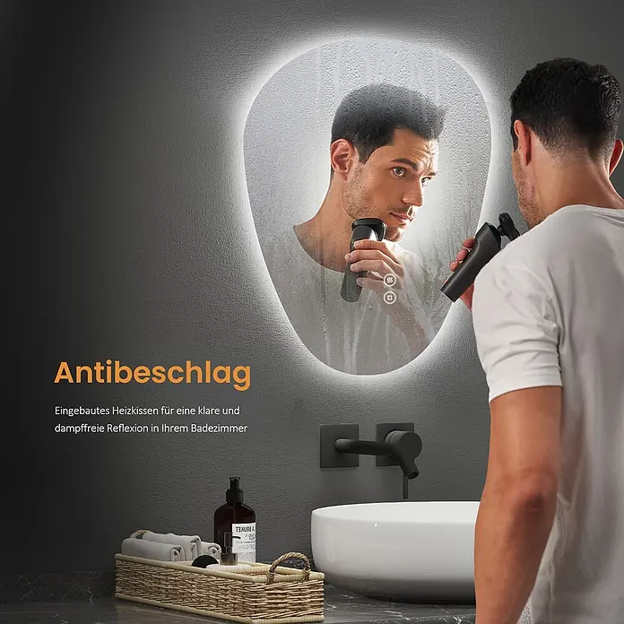 Emke Lichtspiegel Glowrim LM33 -  - Beleuchteter Antibeschlag-Badezimmerspiegel zeigt einen rasierenden Mann mit klarer Reflexion, während der Rest beschlagen ist.