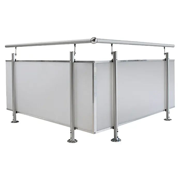 Treba Frewa Geländer-Set AF4 - Bodenmontage, Aluminium, Material Füllung: Acrylglas satiniert, Länge: 150 cm - Das Bild zeigt eine moderne, silberfarbene Terrassenabtrennung mit weißem Sichtschutz, die stilvolles Design und Funktionalität vereint.