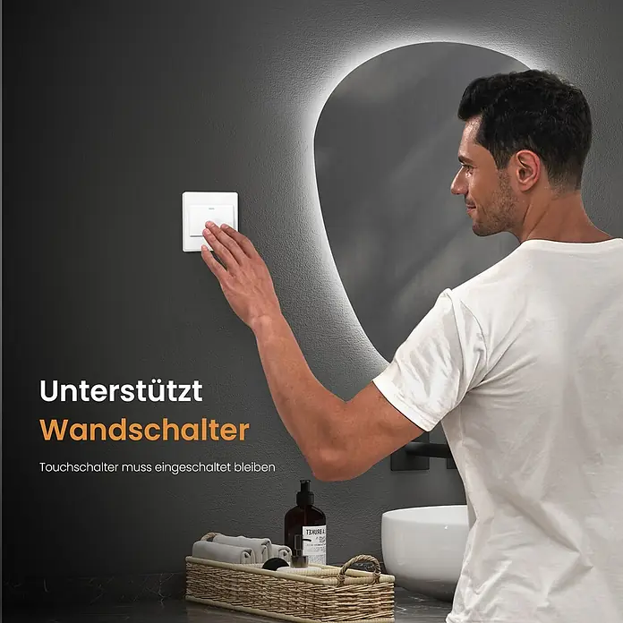 Emke Lichtspiegel Glowrim LM33 -  - Man betätigt einen weißen Wandschalter in einem modernen Badezimmer mit beleuchtetem Spiegel.