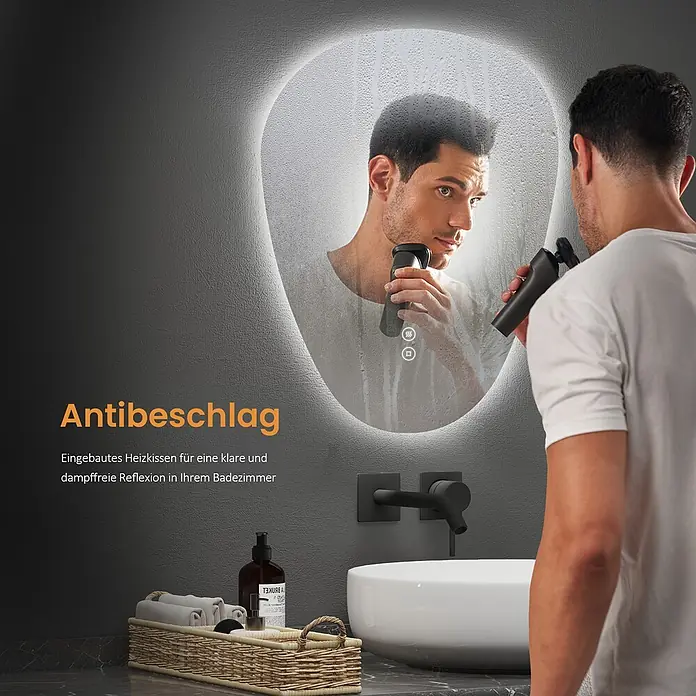 Emke Lichtspiegel Glowrim LM33 -  - Beleuchteter Antibeschlag-Badezimmerspiegel, vor dem ein Mann rasiert und eine klare, dampffreie Reflexion zeigt.