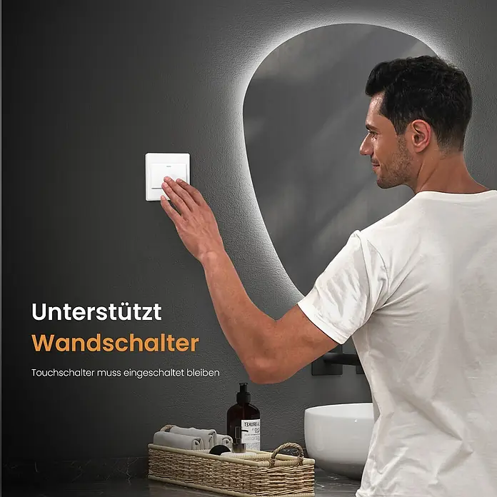 Emke Lichtspiegel Glowrim LM33 -  - Mann bedient einen Wandschalter für einen beleuchteten Badspiegel, der Wandschalter unterstützt.