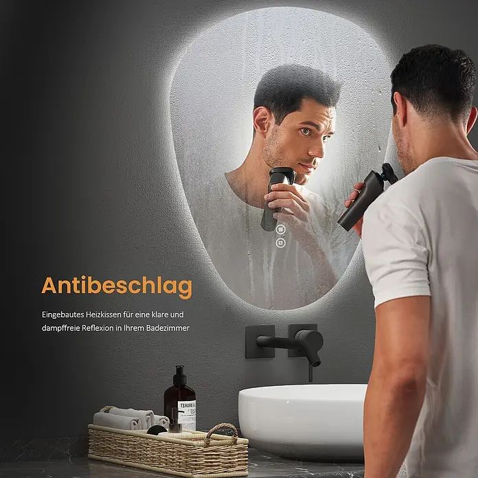 Emke Lichtspiegel Glowrim LM33 -  - Mann rasiert sich vor einem Badspiegel mit LED-Beleuchtung und Antibeschlagfunktion, halb klar, halb beschlagen.