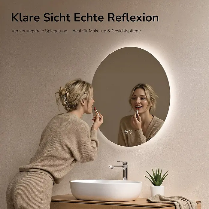 Emke Lichtspiegel Glowrim OLM03 - 80 x 80 cm - Eine Frau trägt Lippenstift vor einem runden, hinterleuchteten Spiegel in einem modernen Badezimmer auf. Der Spiegel bietet eine klare Reflexion für Make-up und Gesichtspflege.