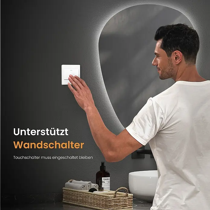 Emke Lichtspiegel Glowrim LM33 -  - Mann drückt einen weißen Wandschalter, was dessen Kompatibilität mit dem beleuchteten Spiegel zeigt.