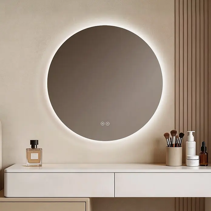 Emke Lichtspiegel Glowrim OLM03 - 80 x 80 cm - Runder LED-beleuchteter Spiegel über einem beigen Schminktisch mit Pflegeprodukten. Mit Touch-Steuerung.