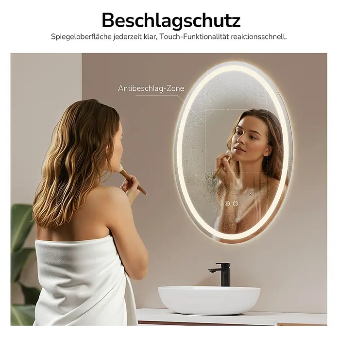 Lichtspiegel  Glowrim OLM19 -  - Ovaler LED-Spiegel mit Antibeschlag-Zone und Touch-Steuerung. Eine Frau schminkt sich, die klare Spiegelfläche ist sichtbar.