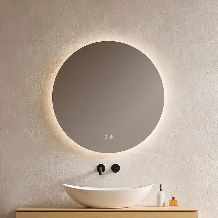 Emke Lichtspiegel Glowrim OLM03 - 70 x 70 cm - Beleuchteter runder LED-Spiegel mit Touch-Bedienelementen über einem modernen Waschtisch im Bad.