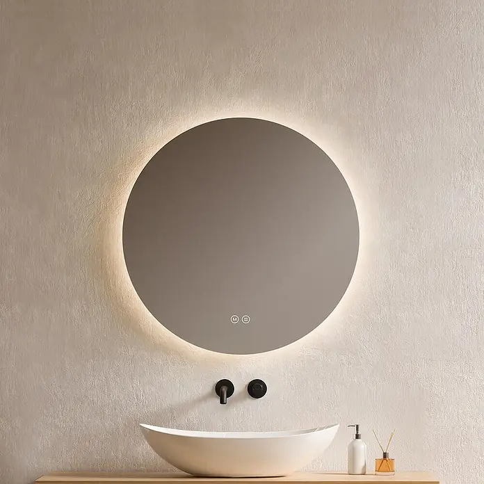 Emke Lichtspiegel Glowrim OLM03 - 60 x 60 cm - Runder LED-Spiegel mit warmer Hintergrundbeleuchtung und Touch-Steuerung, über einem Waschbecken im Badezimmer.
