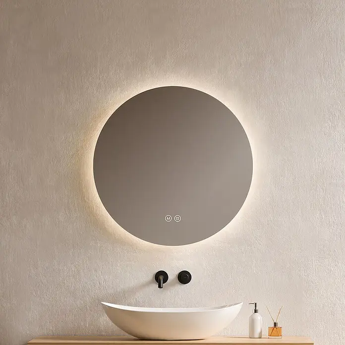 Emke Lichtspiegel Glowrim OLM03 - 50 x 50 cm - Runder beleuchteter Spiegel mit Touch-Bedienung über einem weißen Waschbecken in einem modernen Bad.