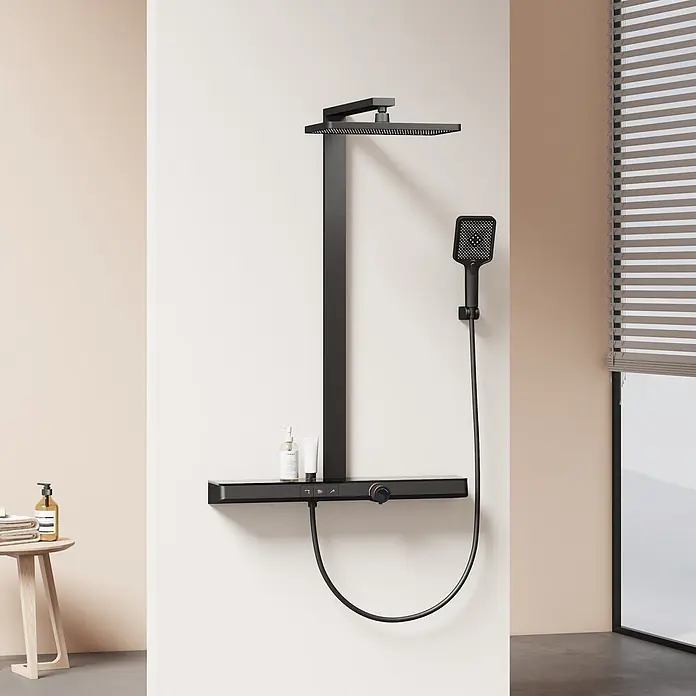Duschsysteme Klavierstil-Tasten Edgeflow F13 -  - Modernes schwarzes Duschsystem mit Kopfbrause, Handbrause und integrierter Ablage mit Bedienelementen und Pflegeprodukten im Badezimmer.