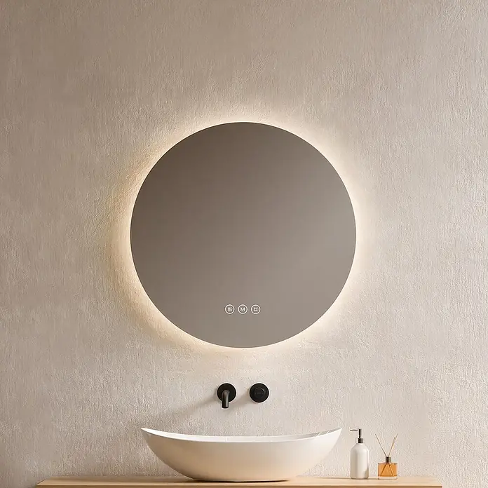 Emke Lichtspiegel Glowrim OLM03 - 50 x 50 cm - Runder, hinterleuchteter LED-Spiegel mit Touch-Bedienelementen, über einem weißen Waschbecken und schwarzem Wasserhahn.