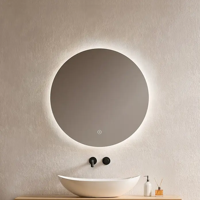 Emke Lichtspiegel Glowrim OLM03 - 60 x 60 cm - Runder, LED-beleuchteter Spiegel in einem modernen Badezimmer, über einem weißen Aufsatzwaschbecken mit schwarzem Wandhahn.