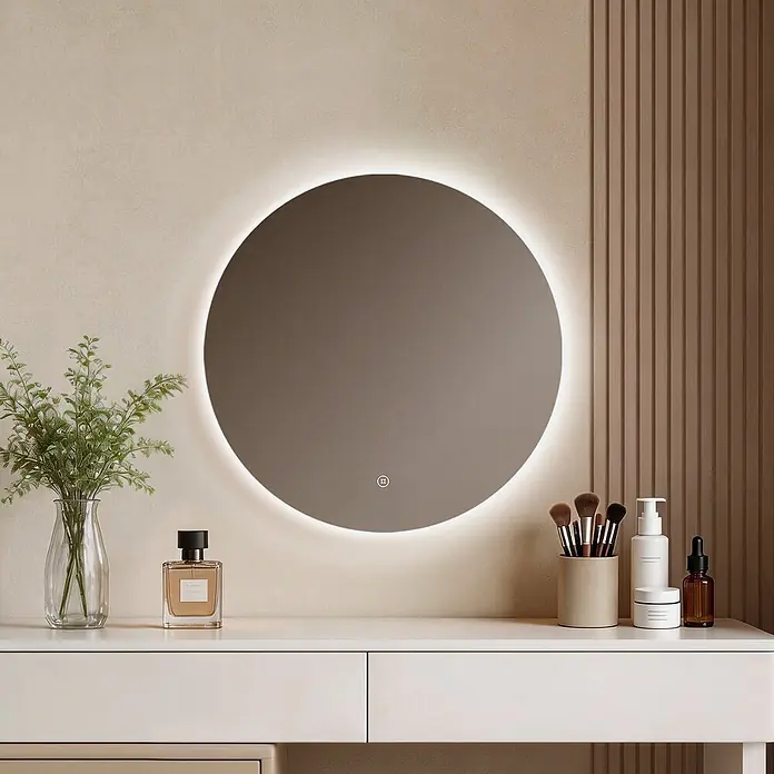Emke Lichtspiegel Glowrim OLM03 - 60 x 60 cm - Ein runder LED-beleuchteter Spiegel hängt über einem Schminktisch mit Pflegeprodukten, ideal für die tägliche Routine.