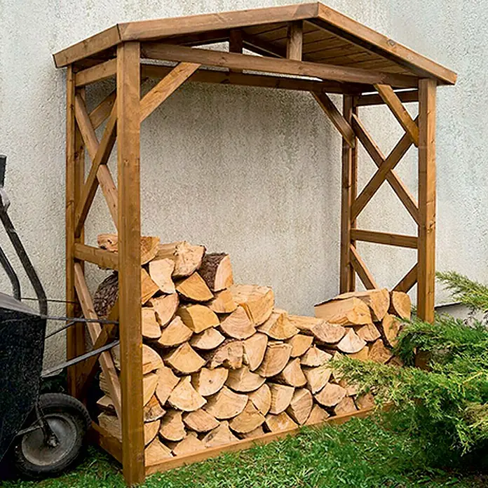 Kaminholzregal - 180 x 80 x 212 cm, Holz, Teak - Braunes Holzregal für Kaminholz, gefüllt mit Holzscheiten, im Freien neben einer Schubkarre und grünem Gras platziert.