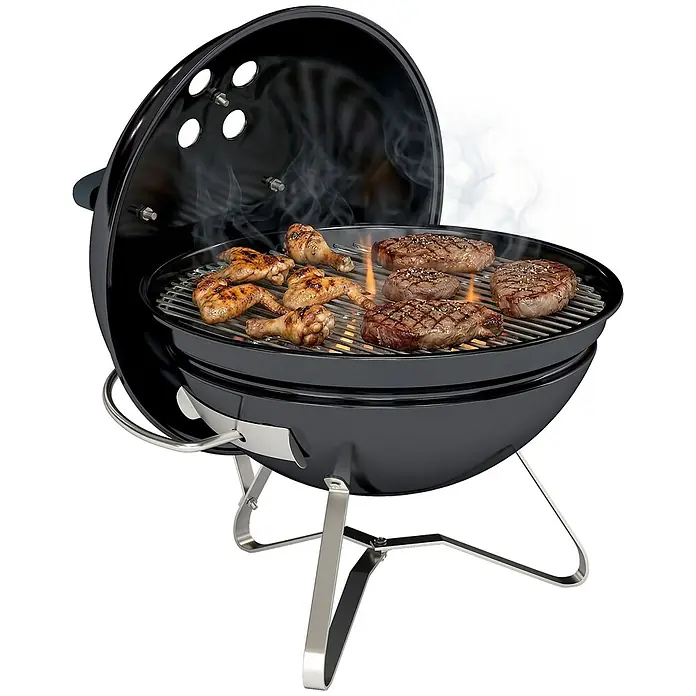 Outsunny-Kugelgrill-Ø41 x 44H cm -  - Schwarzer Holzkohlegrill mit silbernen Beinen und Griff, darauf brutzeln Hähnchenflügel und Steaks mit Flammen und Rauch.