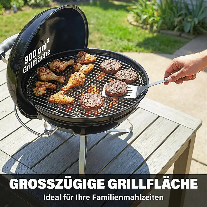 Outsunny-Kugelgrill-Ø41 x 44H cm -  - Schwarzer Holzkohlegrill mit Hähnchen und Burgern, eine Hand wendet sie mit einem Pfannenwender, auf einem Holztisch im Freien.