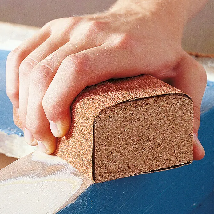 Wolfcraft Schleifblock - 123 x 67 mm, Kork - Schleifklotz mit Sandpapier für Holzbearbeitung in Aktion. Ideal zum Glätten von Oberflächen.