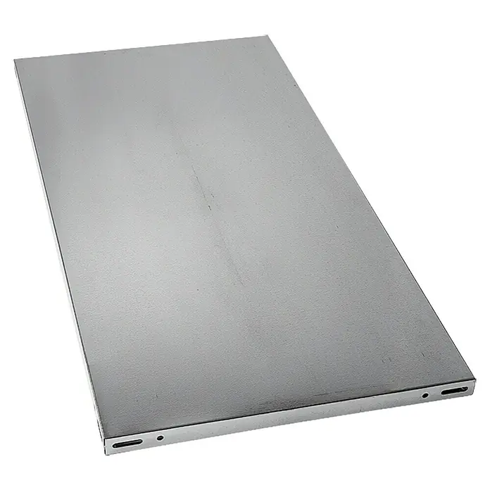 Regalux Fachboden - L x B: 50 x 100 cm, Verzinkt - Eine rechteckige, silberne Metallplatte, möglicherweise ein Einlegeboden oder eine Abdeckung, auf schwarzem Hintergrund.