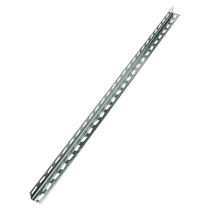 Regalux Winkelprofil - L x B x H: 3,5 x 3,5 x 100 cm, Verzinkt - Das Bild zeigt ein verzinktes Winkelprofil mit Langlöchern. Das Metallprofil ist diagonal ausgerichtet und freigestellt vor einem weißen Hintergrund.